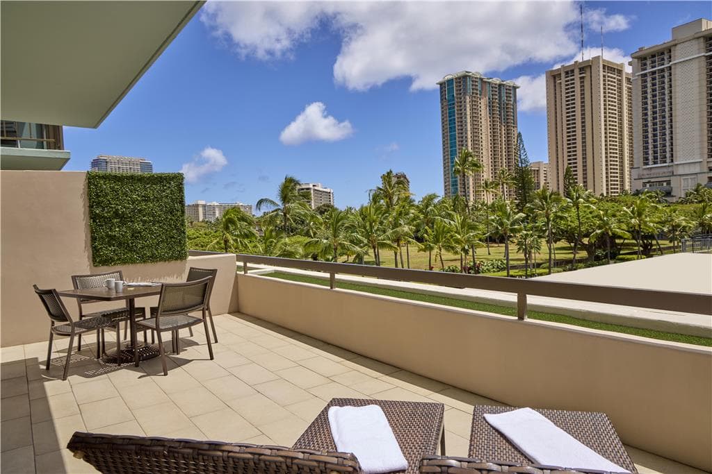 DoubleTree by Hilton Alana - Waikiki Beach