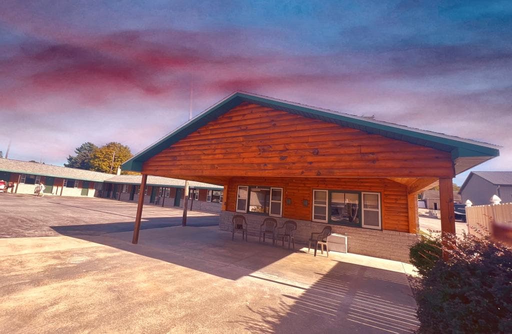 Lyon's Motel and Lodge
