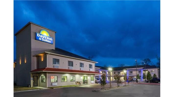 Days Inn & Suites by Wyndham Madisonville