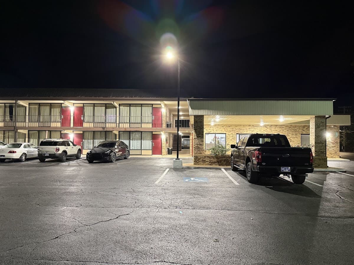 Paris Inn & Suites - Paris, TN