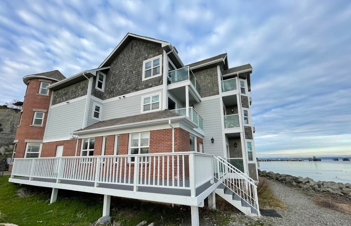 The Tides Inn & Suites