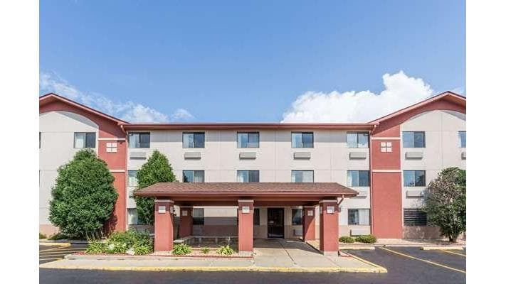 Super 8 by Wyndham St. Charles
