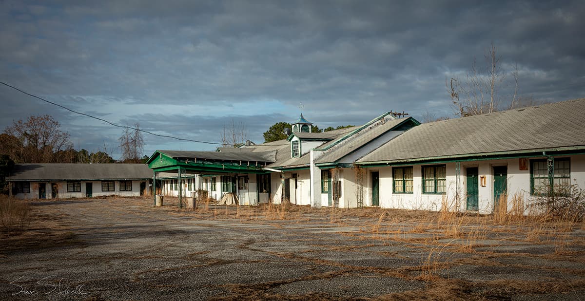 Deluxe Inn